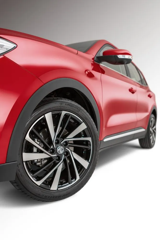 Autos — MG rojo, detalle de rin