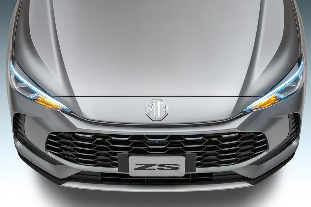Autos — MG ZS plata, detalle de faro delantero y emblema