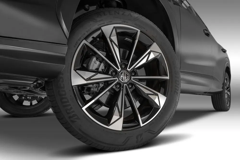 Autos — MG HS gris oscuro, detalle de rin