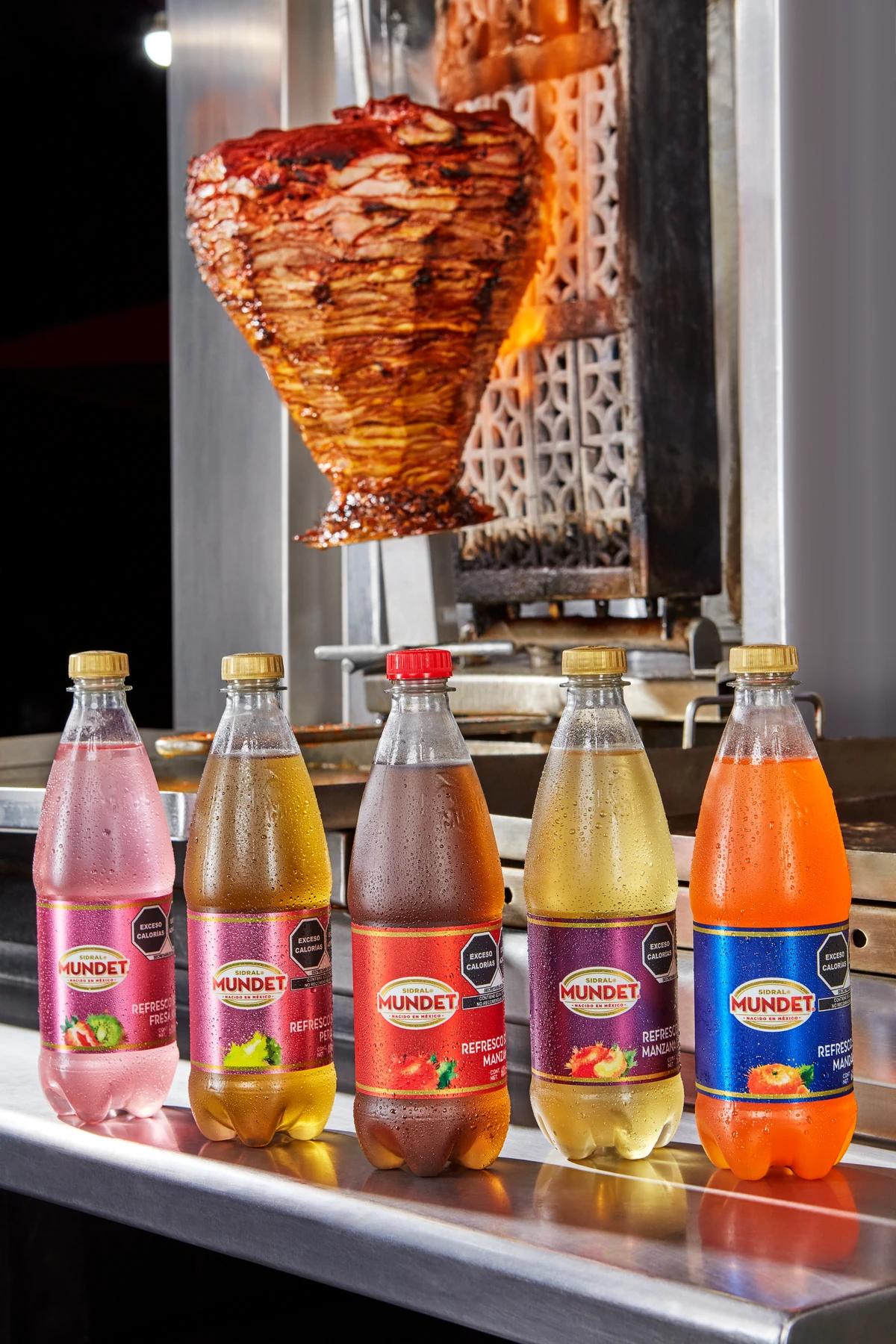 Sidral Mundet — línea completa de sabores frente al trompo