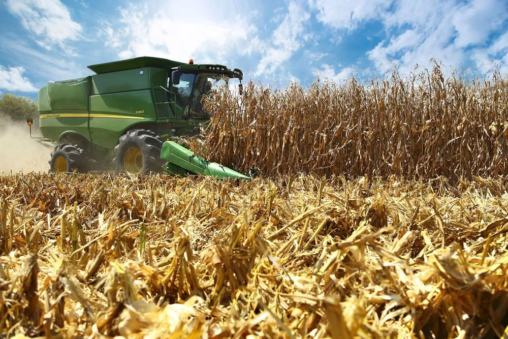 Industrial — cosecha agrícola con maquinaria pesada