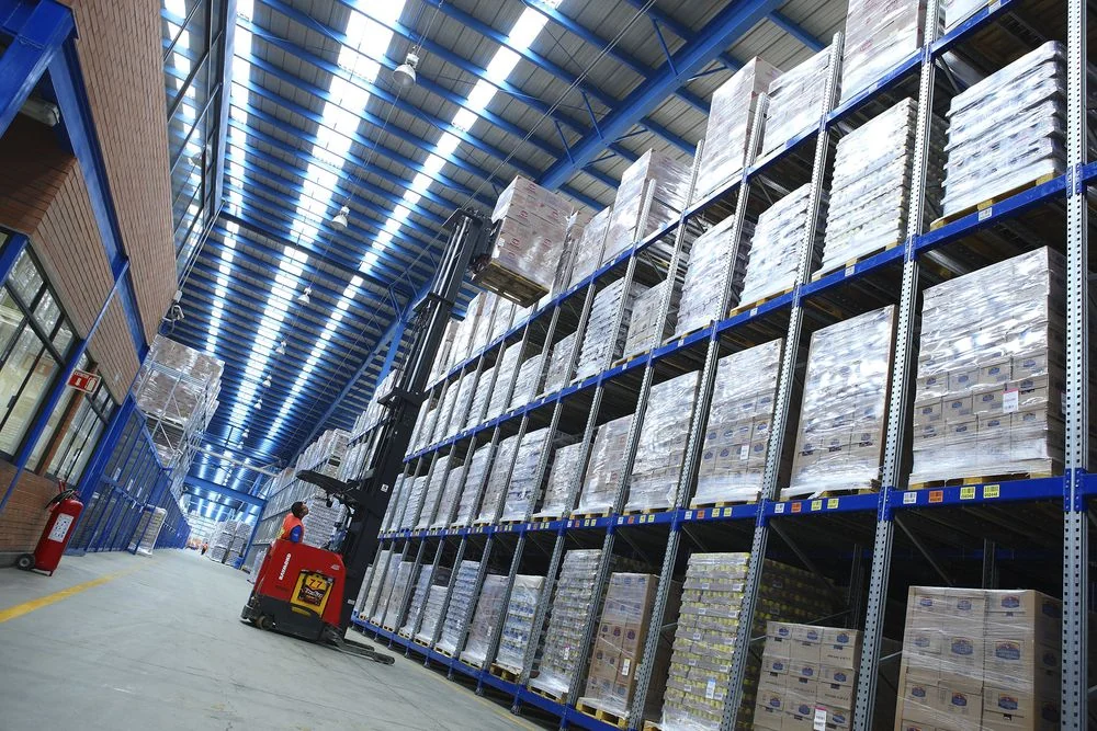 Industrial — montacargas en bodega de distribución