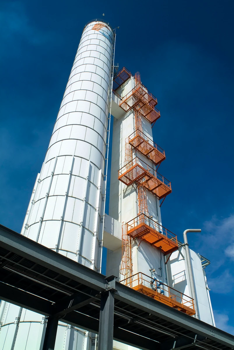 Industrial — torre de destilación en planta de gases industriales