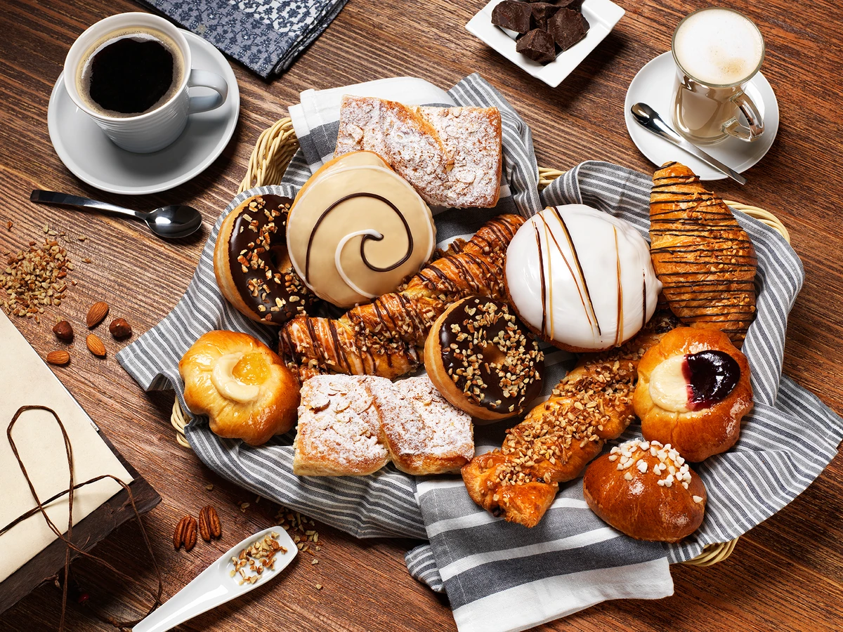 Repostería — canasta de panes dulces variados