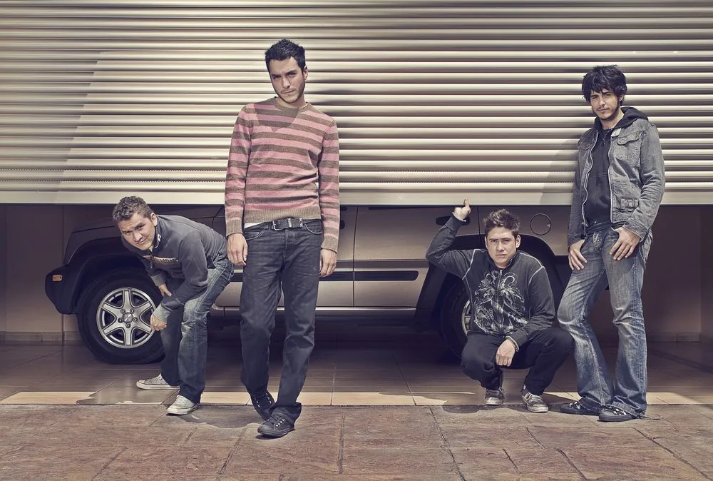 Retrato — grupo de amigos junto a auto clásico