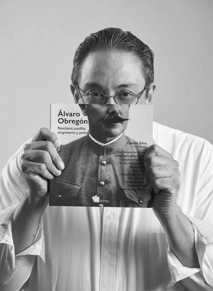 Retrato — hombre con libro cubriendo el rostro, concepto editorial